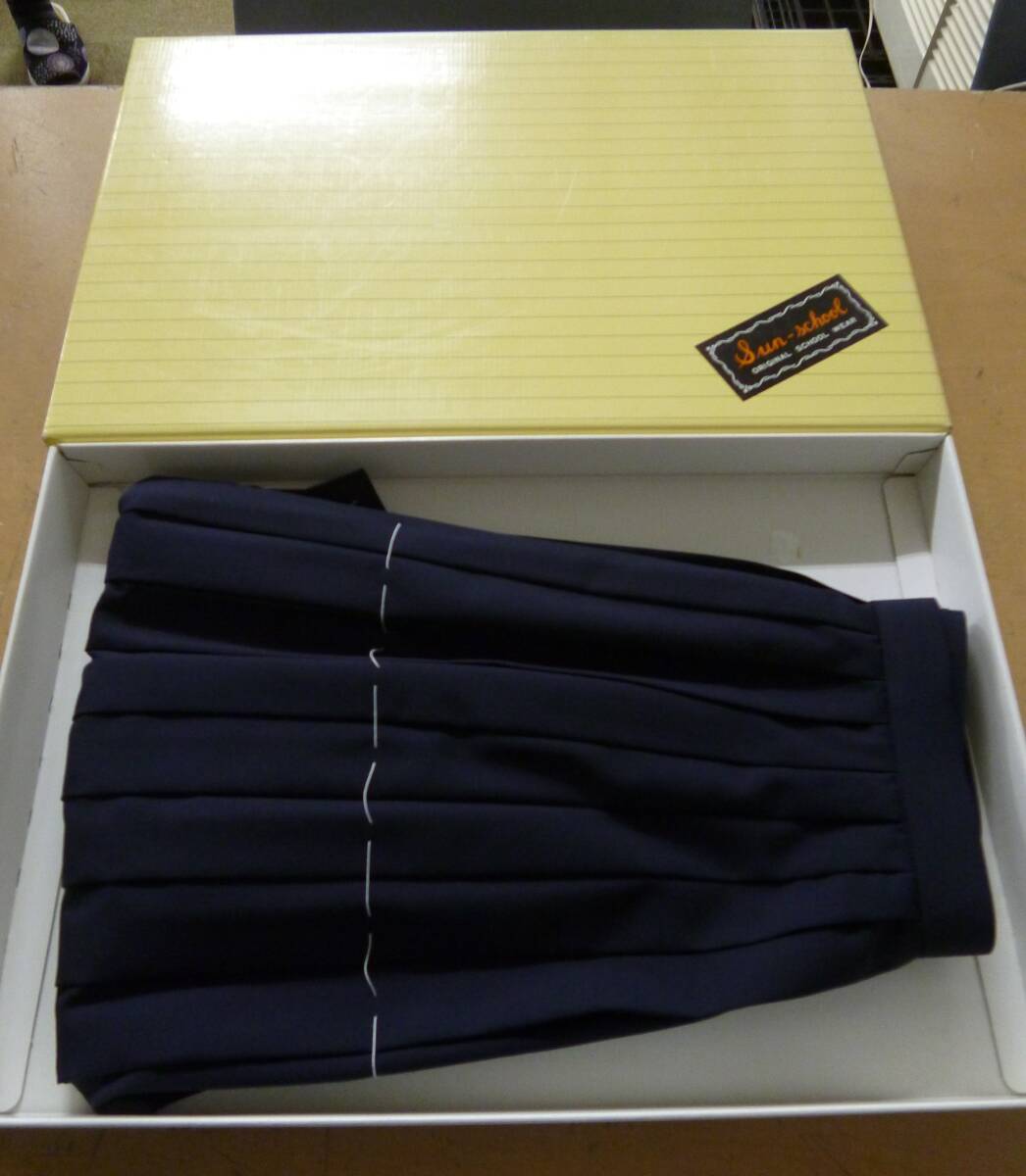 未使用 車ひだ スカート 66×57 学生服スカート [S-324] 送料無料(北海道・沖縄・離島・佐川急便中継料金がかかる地域は除く) 送料無料