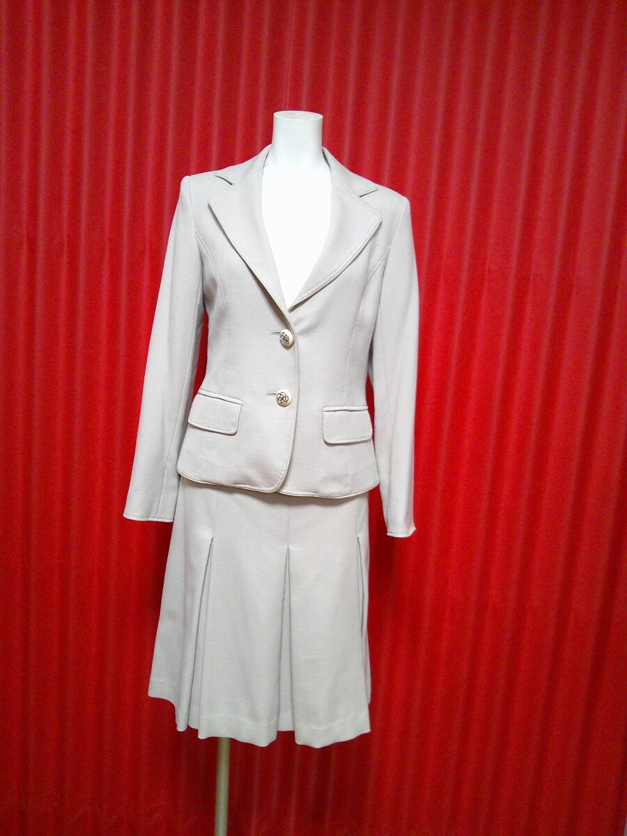 507　★　クレイサス CLATHAS ♪　スーツ　ジャケット・スカラー　３８　美品