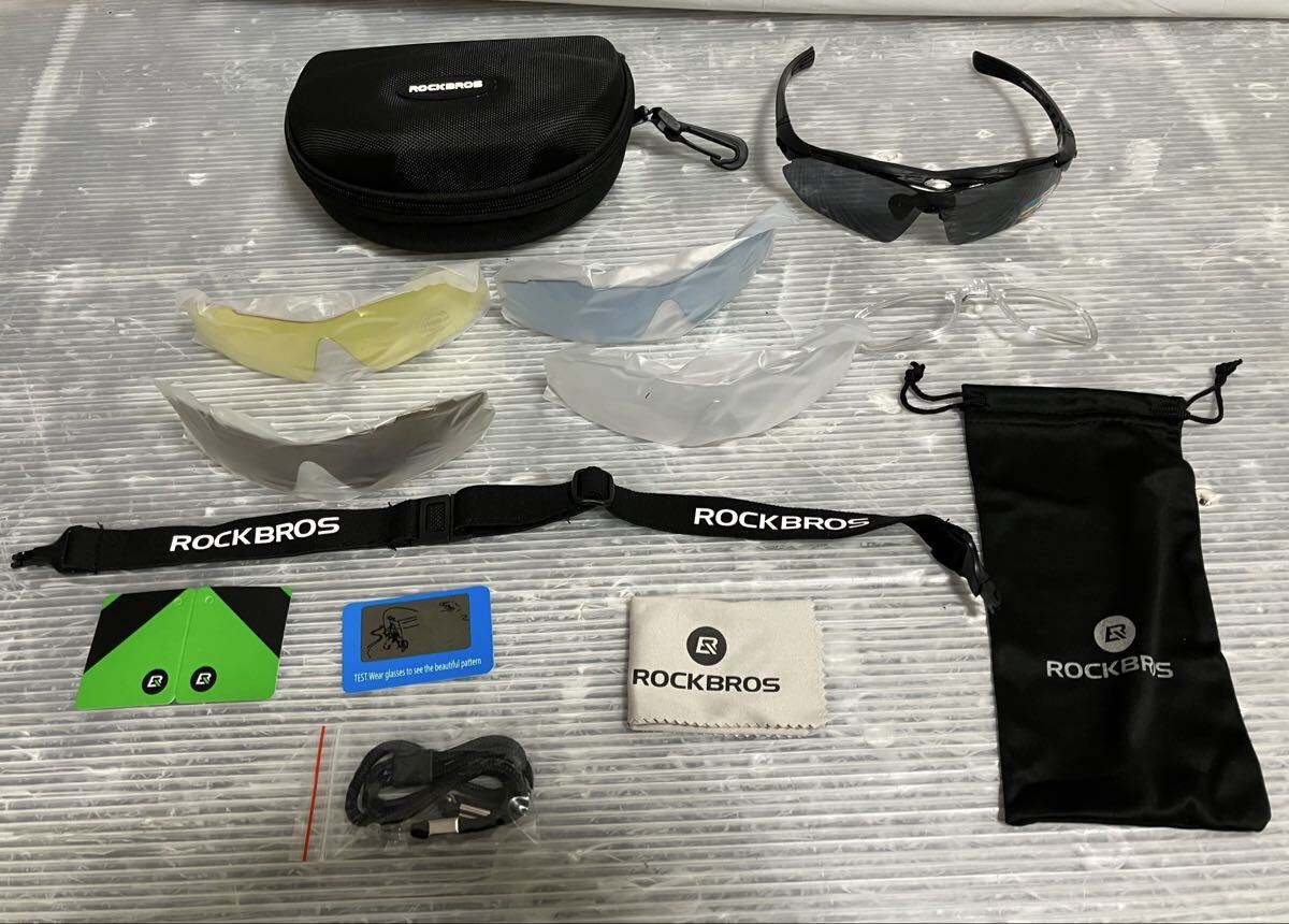 ▲P235▲ 未使用 ROCKBROS(ロックブロス)偏光サングラス ブラックフレーム ケース ベルト 調光レンズ　テストカード　クロス