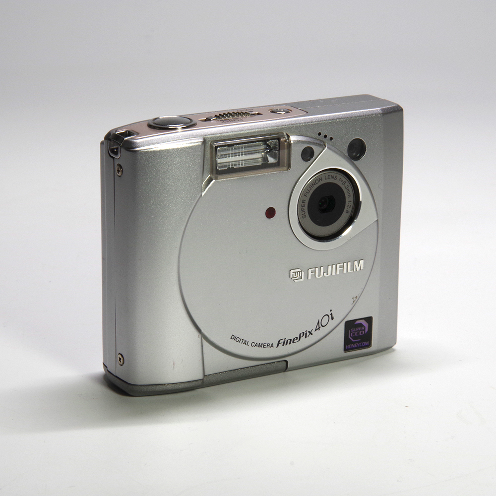 フジフィルム　デジタルカメラ　FinePix 40i　692