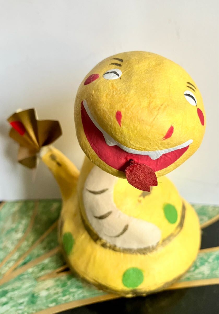 巳年の黄色いヘビ・張子アイテムキャラ完成品！飾り物　置物♪ ★伝統工芸 置物 民芸品　オブジェお正月品2025金♪ゴールド