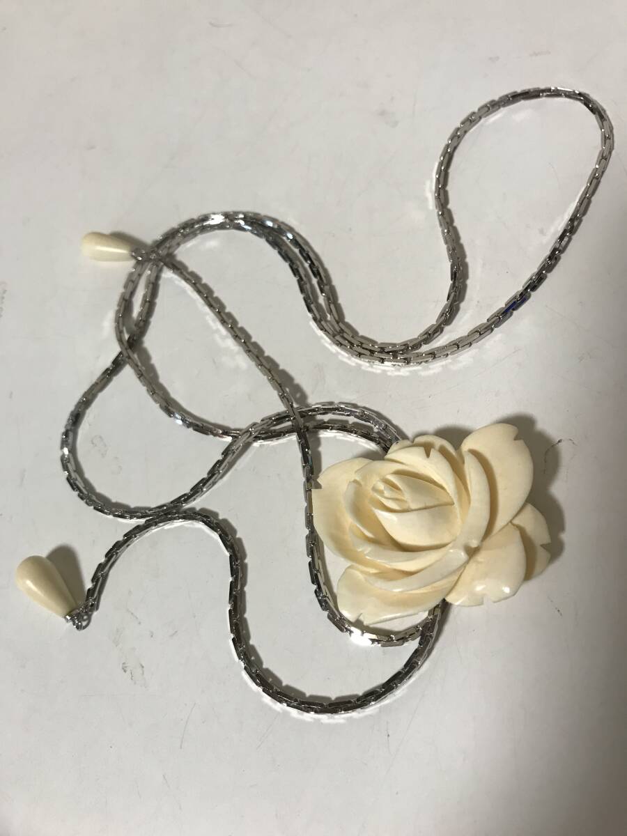 現状品　ネックレス　バラ　薔薇　白　【4-60102507】