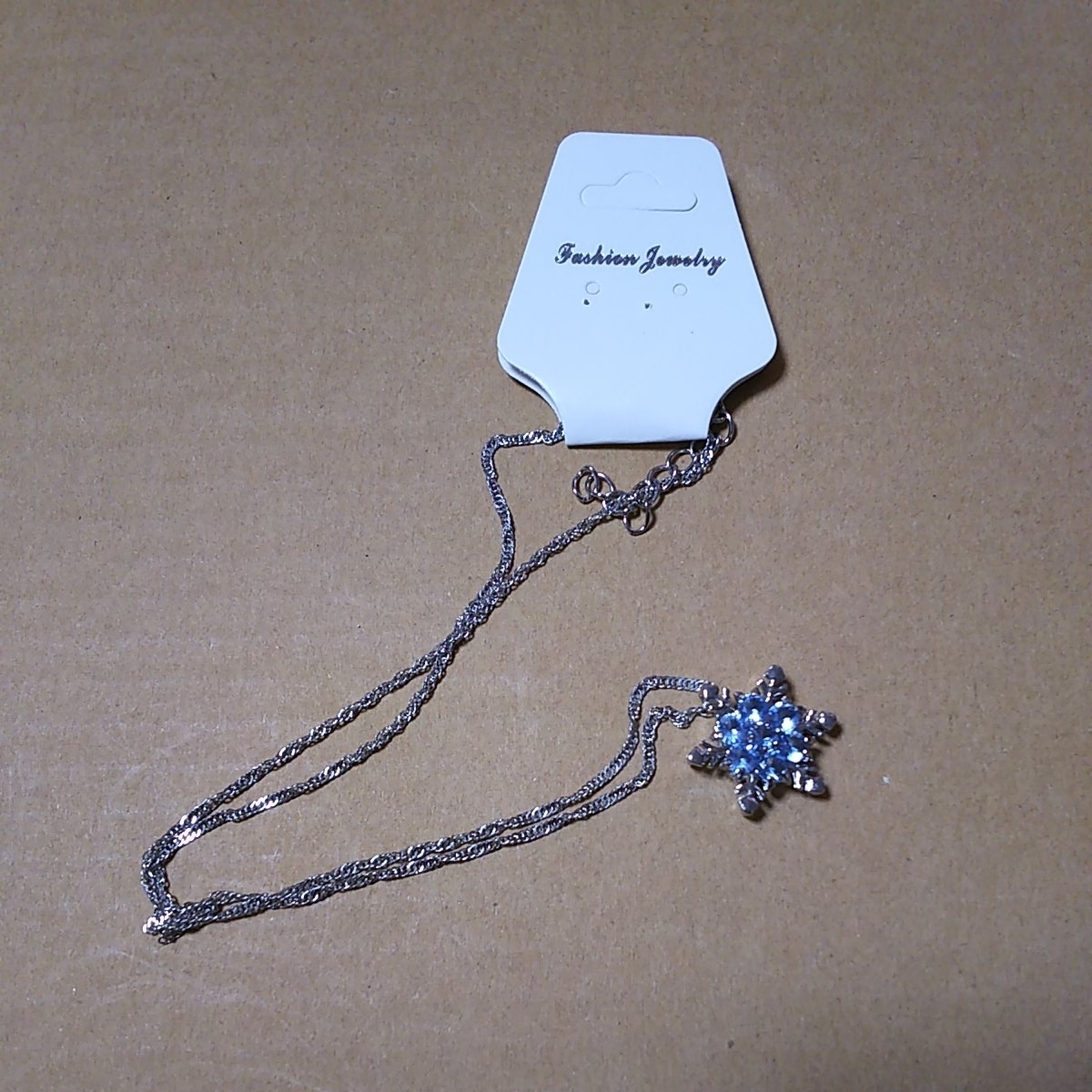 ◇レディースネックレス スノーフレークペンダント 雪の花