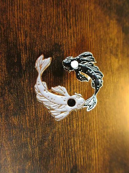 ピンバッチ　白鯉×黒鯉セット　陰陽　白黒　　陰陽魚　陰陽図　太極図　二元論　ピンバッジ