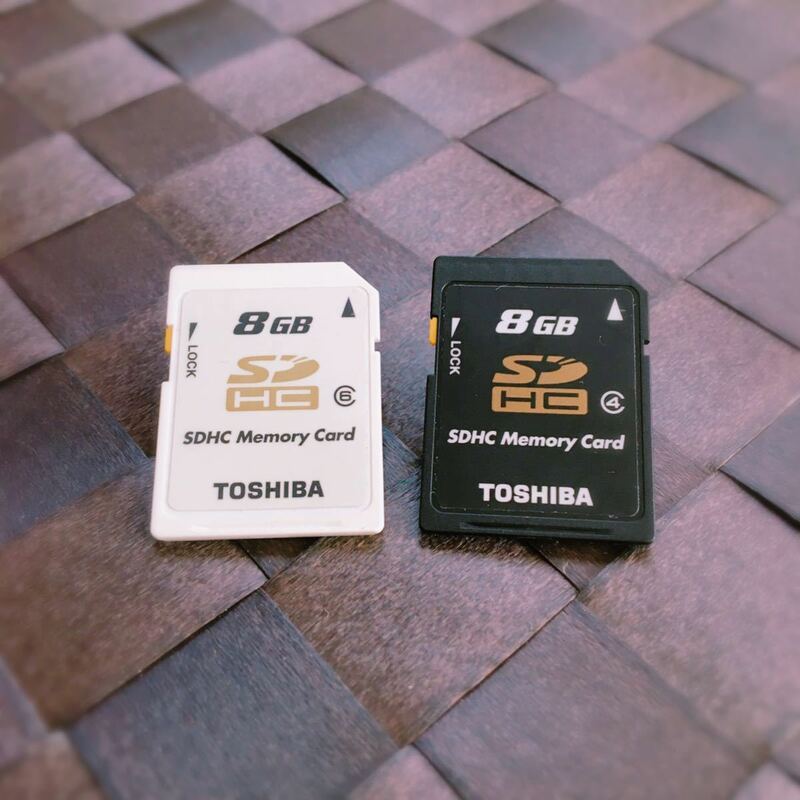 ★ TOSHIBA ★ 東芝 白 黒 セット ★ 8GB ★ デジカメSDカード ★ メモリーカード 8G