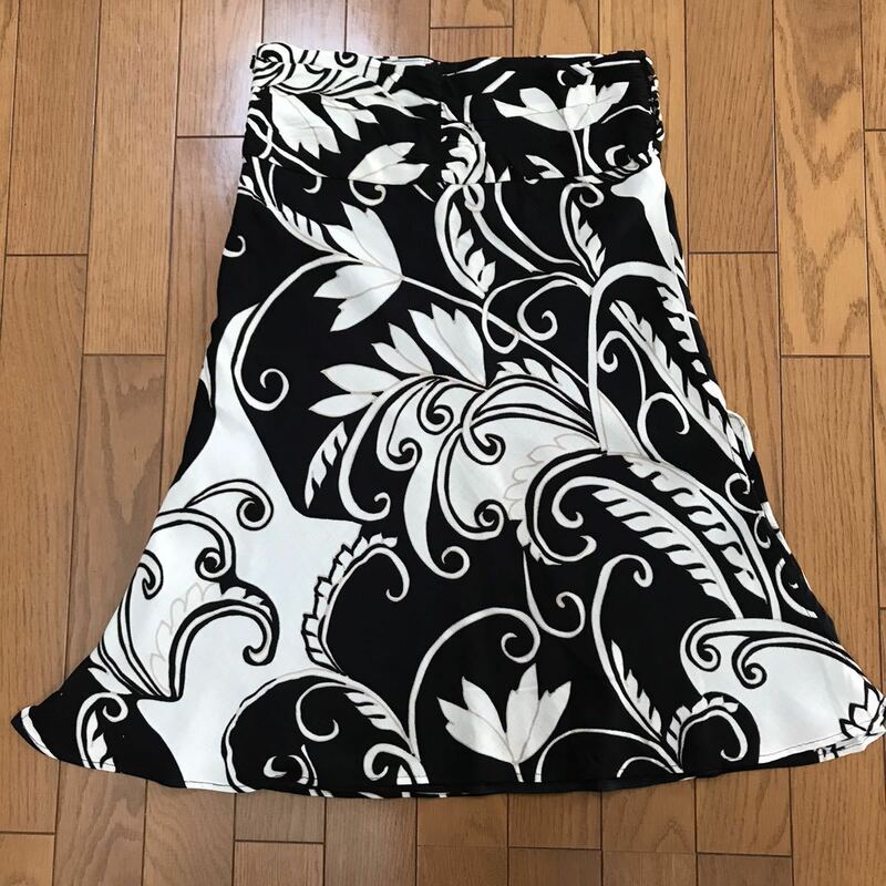 C 美品 MNG マンゴ モダンスカート Aラインスカート サイズ36 (S相当) 白黒