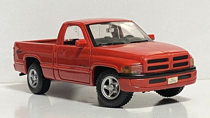 マイスト 1/26 ダッジ ラム ピックアップ 1995 Dodge Ram Maisto トラック 乗用車 ミニカー 模型 モデルカー アメ車 1/24 赤 レッド red 95