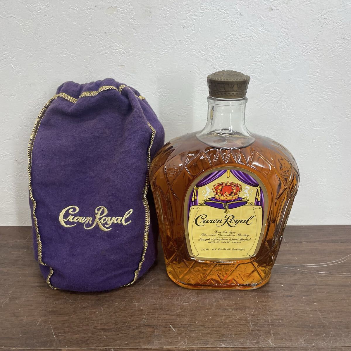 EJC42e 未開栓 Crown Royal クラウン ローヤル カナディアンウイスキー 40% 750ml 古酒 巾着袋付き 旧ボトル お酒