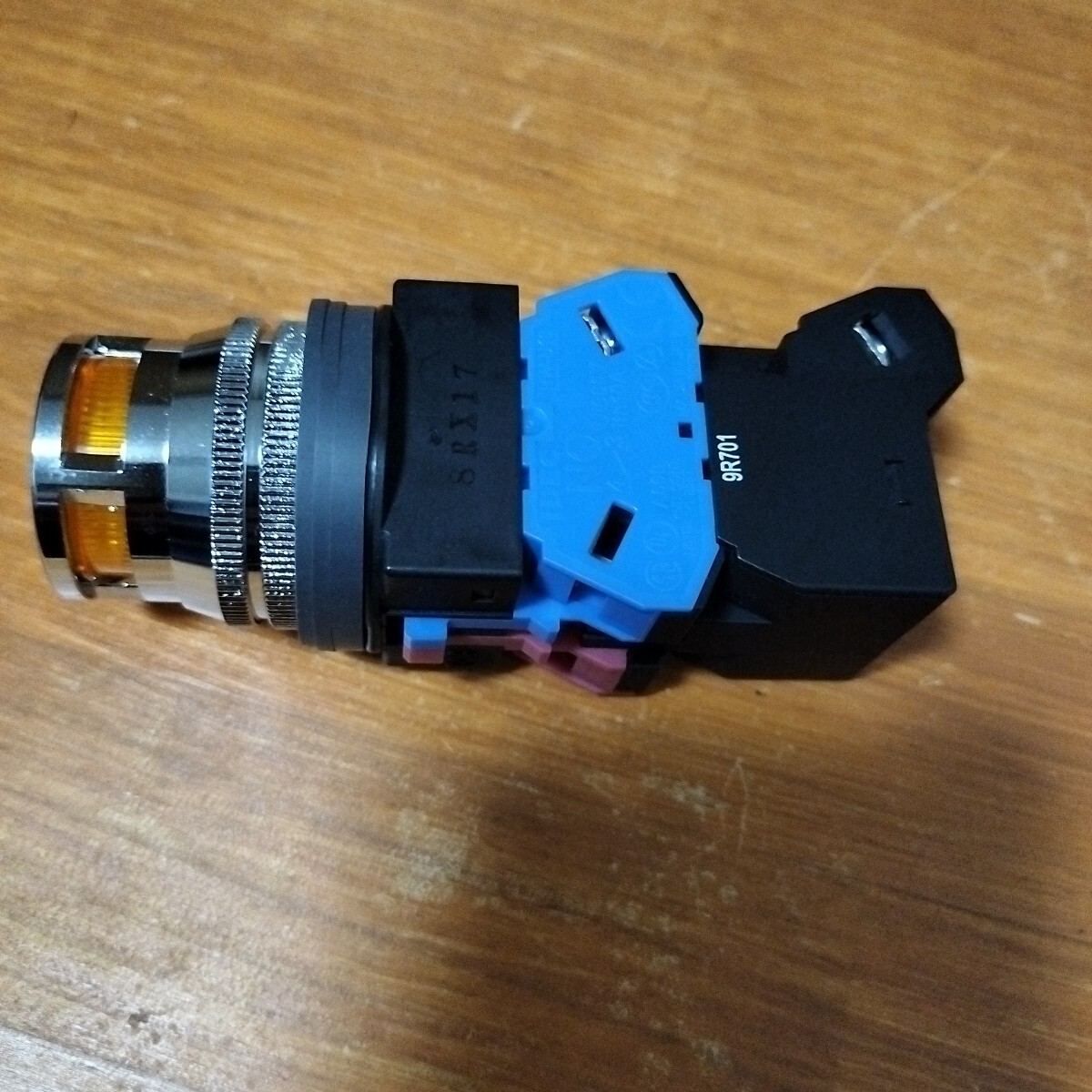 IDEC 押しボタンスイッチ　HW-T HW-U10　光照式　橙色　ランプ 6.3V 1W LED 6V 0.5W 接点2A2B