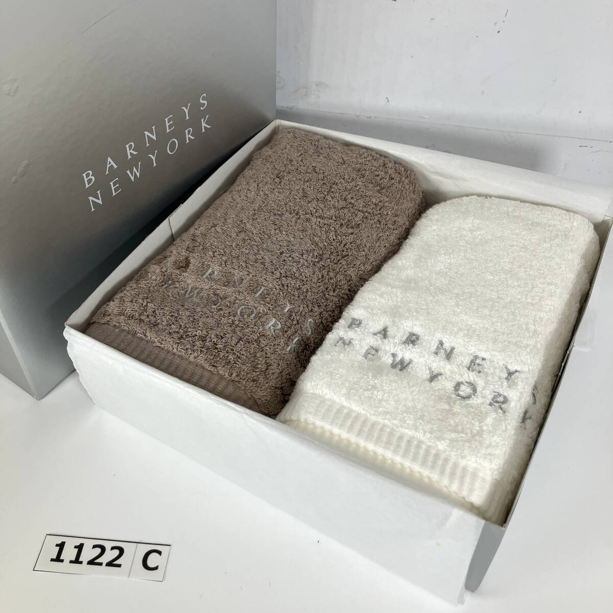 (志)【未使用】BARNEYS NEWYORK/バーニーズニューヨーク フェイスタオル 2枚セット ロゴ刺繍 ブラウン ホワイト 綿100％ 箱入(I)1122C