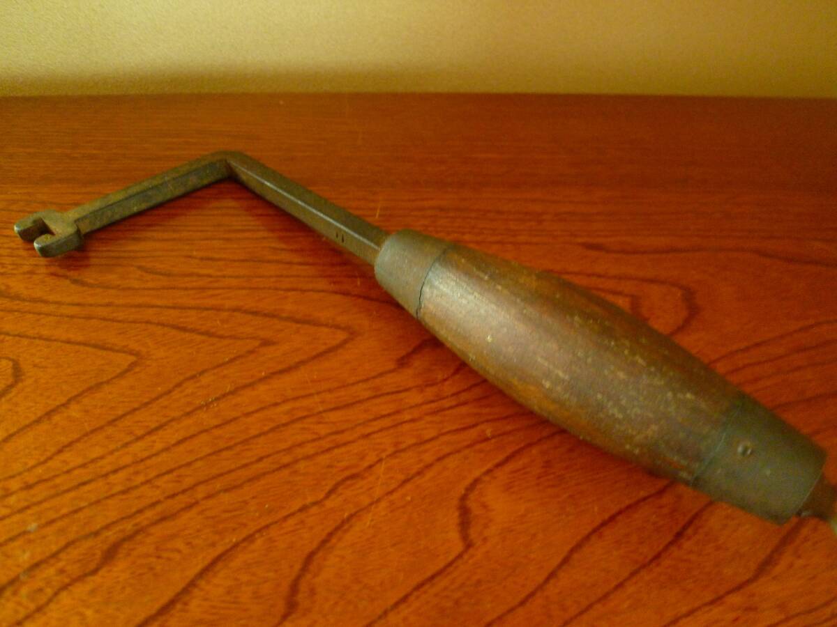 【即決】蔵の鍵（26㎝） 古鍵 L字型　蔵戸 和金物 古道具 時代物 アンティーク　レトロ　古鉄　インテリア 小道具　旧家　KEY 古民家 古物