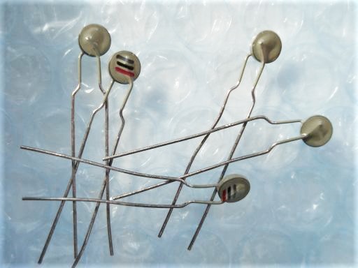 B0002 メーカー、詳細不明 Thermistor サーミスタ　8kΩ？　温めると抵抗が減少するのでNTCサーミスタと思われます。 5個セット ジャンク品