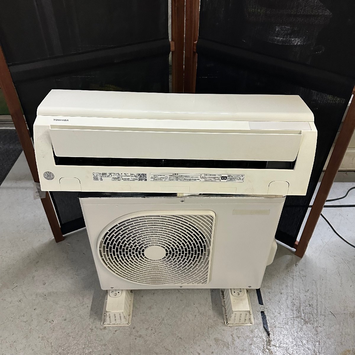 θOGθ 【家財便A・Bランク二個口発送】TOSHIBA　ルームエアコン　RAS-H221M　2021年製　2.2kW　6畳用　内機外機セット θS-251140