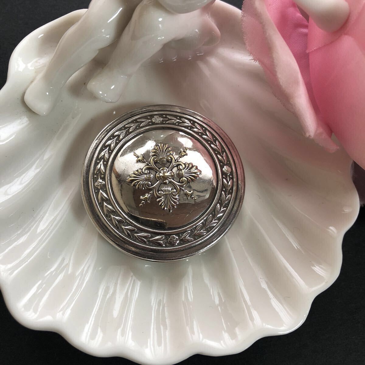 フランスアンティーク豪華！美しい細工の丸形ピルケース！植物文様　エンボス　銀色　ヴィンテージ　小物入れ　レーシー