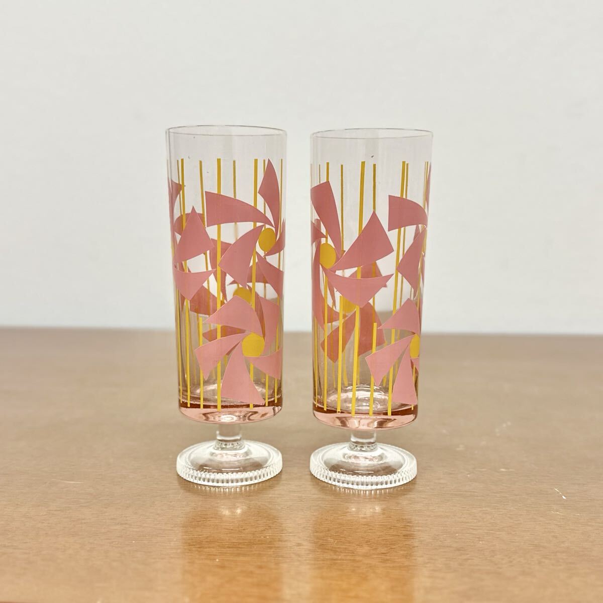 SNT1284 美品 レア 昭和レトロ アデリア グラス レトロポップ アンティーク コップ そよぎ 2個セット 脚付きグラス アンバー 風車柄