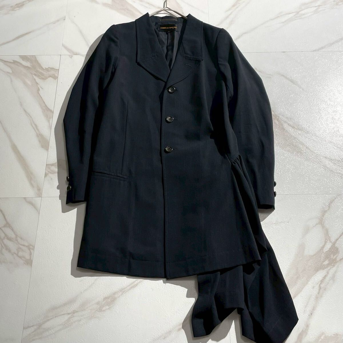 美品 名作◆COMME des GARCONS テーラードジャケット アシンメトリー 変形 ギャザー ドッキング ウール系 紺 コムデギャルソン レディース
