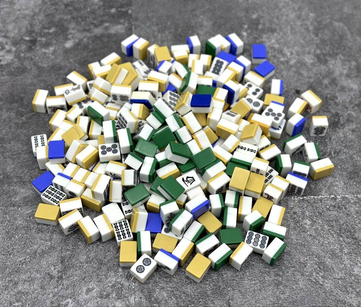 ジャンク■全自動麻雀卓用 麻雀牌 牌 黄色 青色 緑色 バラ センチュリー マツオカ 26mm 割れ まとめ■兵庫県姫路市から d1 25-4670