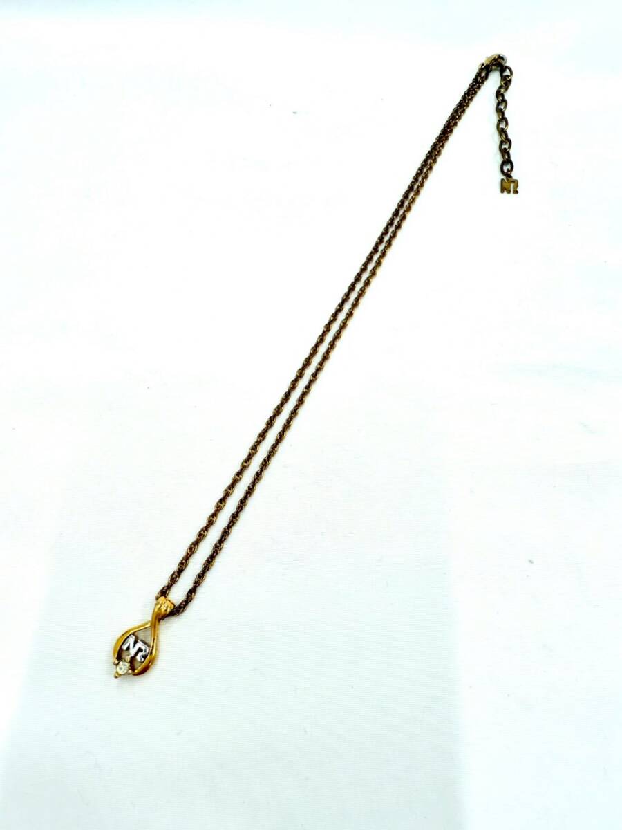 H2297*0.25　NINA RICCI　ニナリッチ　ネックレス　ロゴ　ラインストーン　ゴールドカラー　アクセサリー　ペンダント　レディース