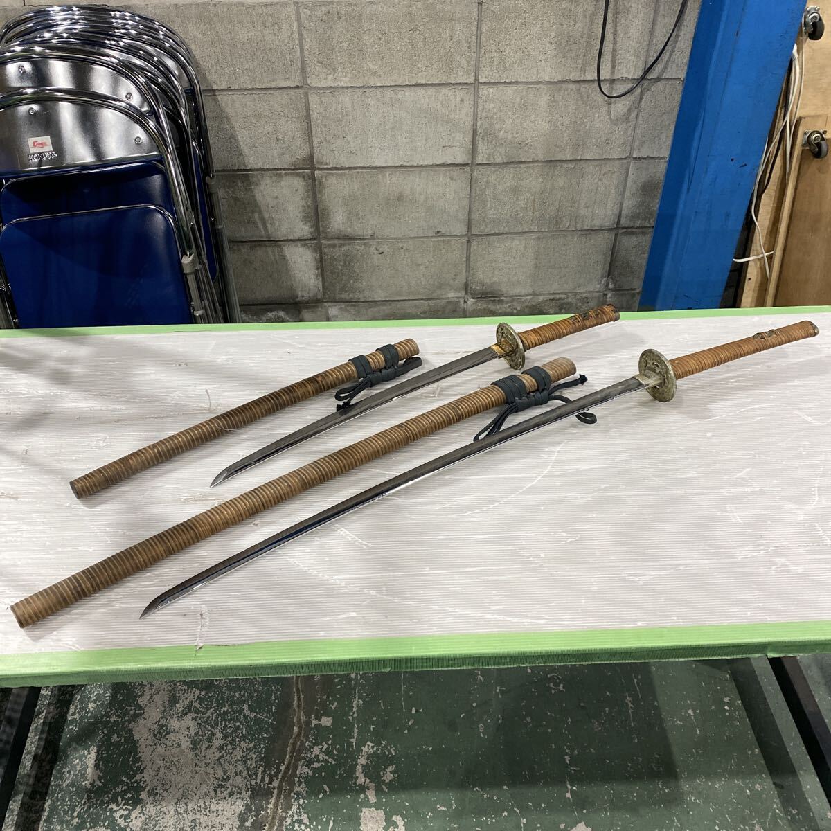 模造刀　2本セット　藤巻　刀鍔　目貫　鞘　日本刀　脇差　大小　太刀 刀装具 武具 小道具 刀剣 模擬刀 骨董品 102.5cm 67.5cm【1113】