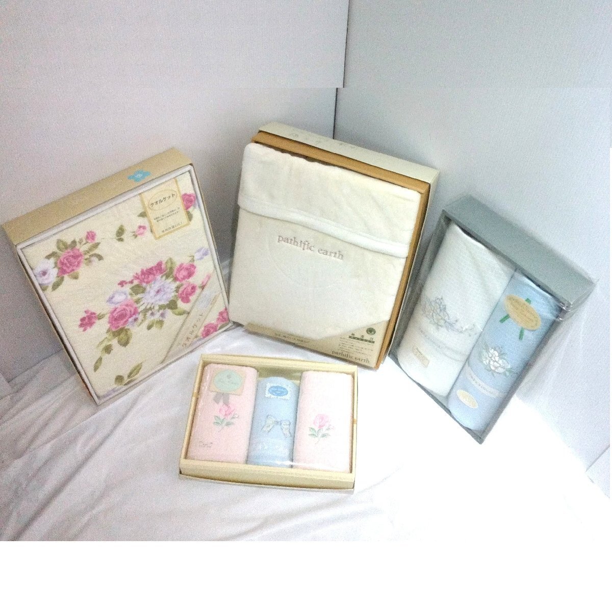 寝具 タオル 4点セット タオルケット/綿毛布/シーツ2枚/タオル3枚　シングル 箱入り保管品 日本製あり 綿 西川 白 青 花柄【道楽札幌】