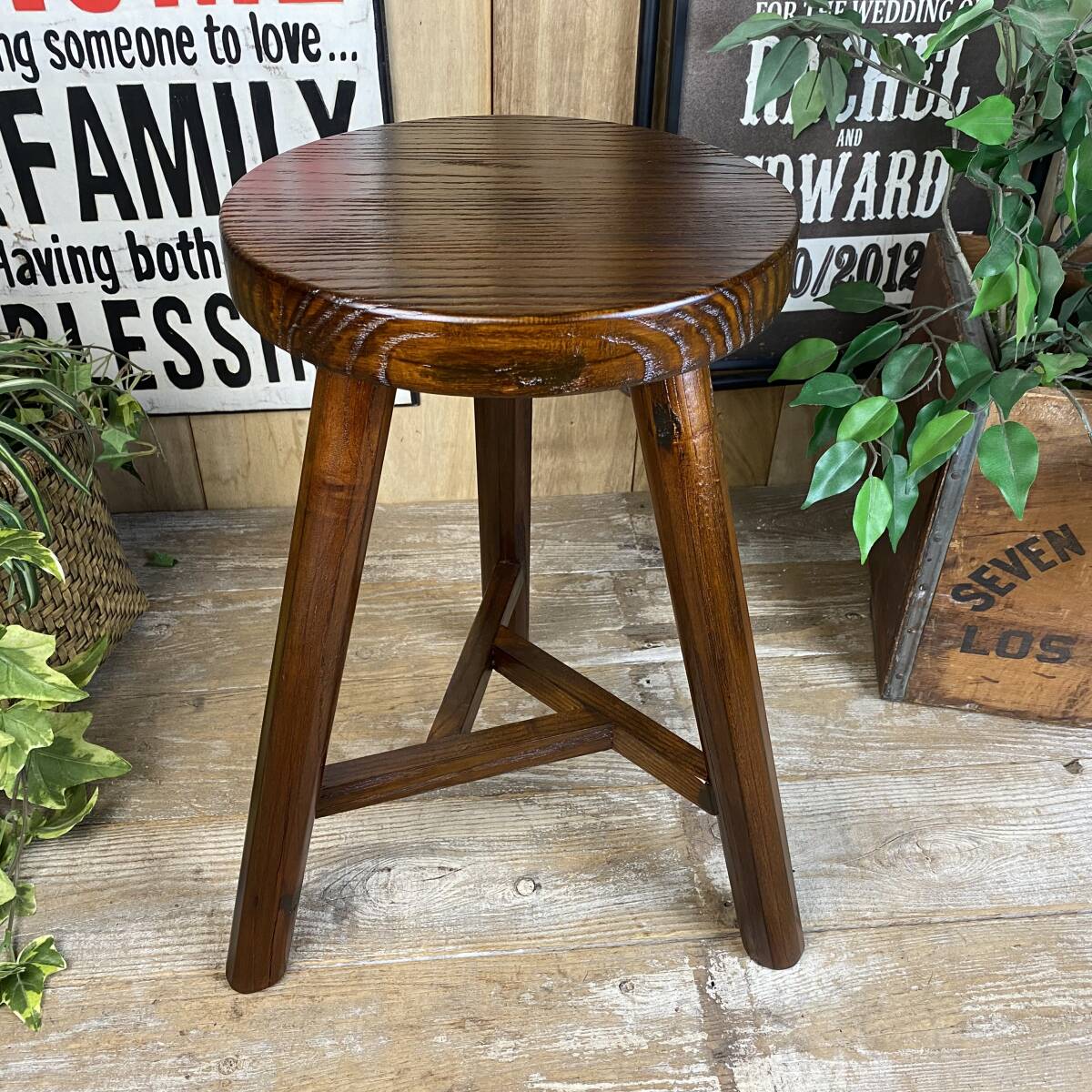 人気商品再入荷！送料無料、ナチュラルウッド無垢材原木三本足丸スツール、楡材無垢、花台、木製椅子、イスチェア、置台、アジアン