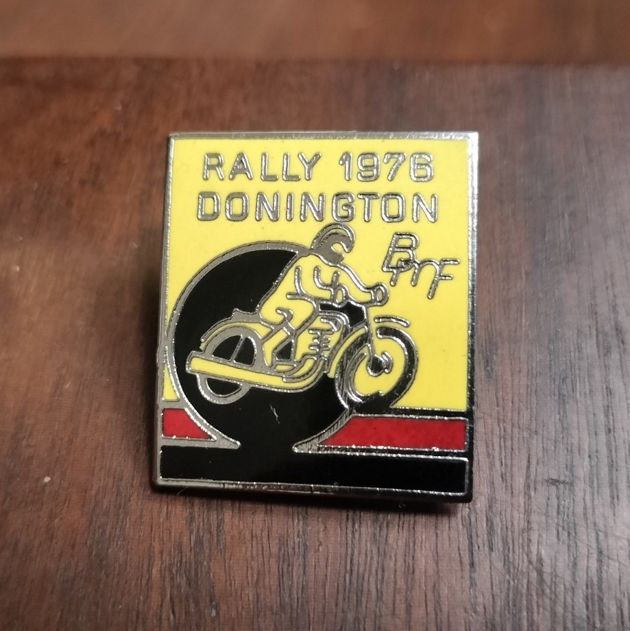The RALLY 1976 DONINGTON enamel badge by the British Motorcycle Federation (BMF) ピンバッジ　バイク triumph belstaff