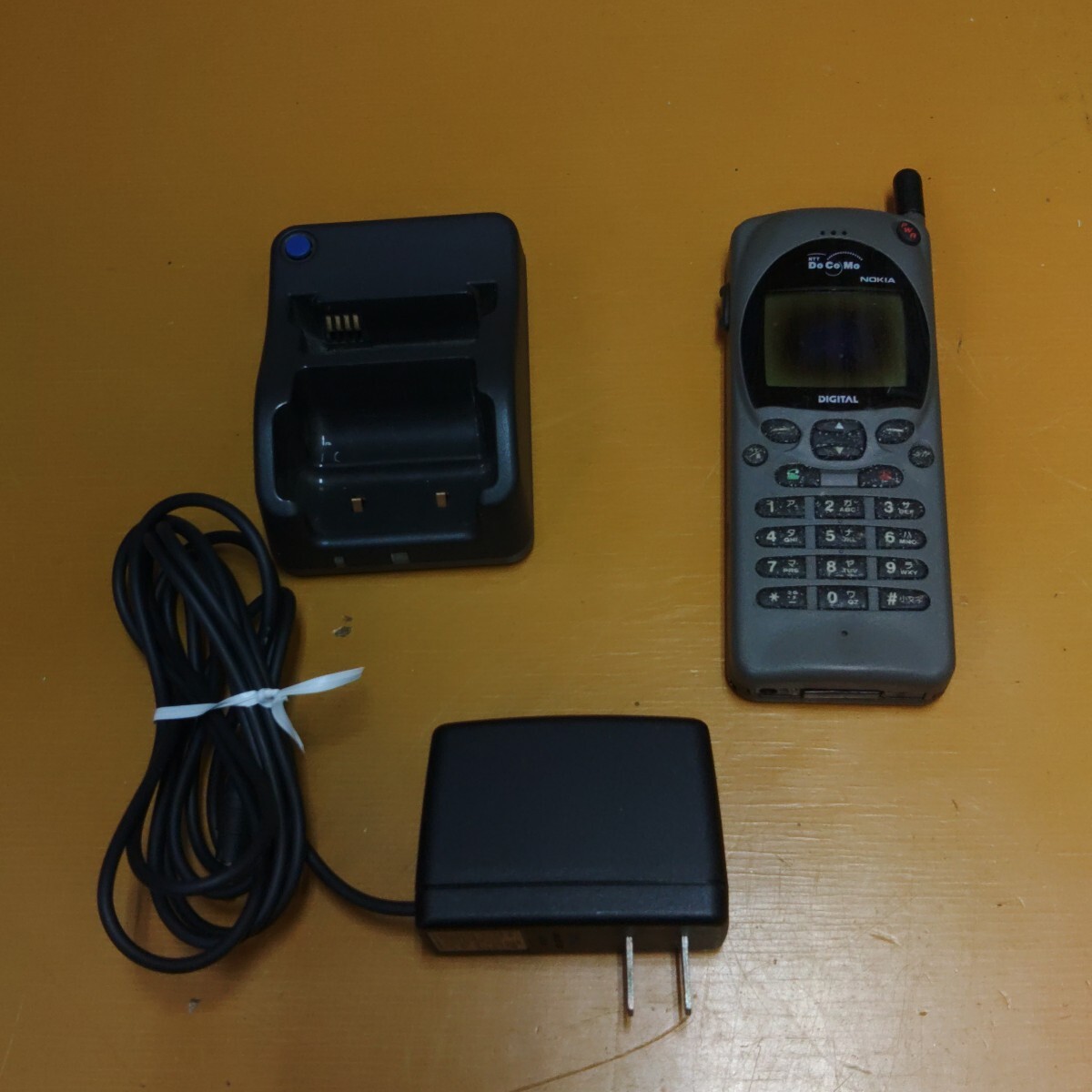 ジャンク品　ドコモ携帯電話　ノキア NM811　充電器セット　機種変更後の長期保管品