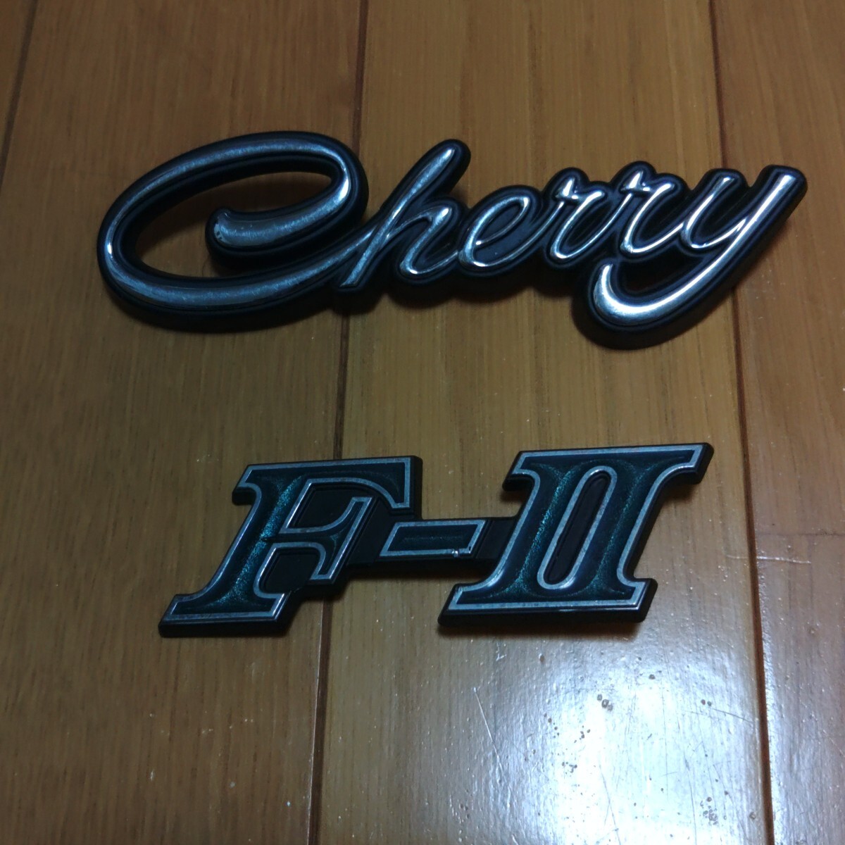値下げ！ 日産 チェリー エンブレム 中古品 F-Ⅱエンブレムに難あり