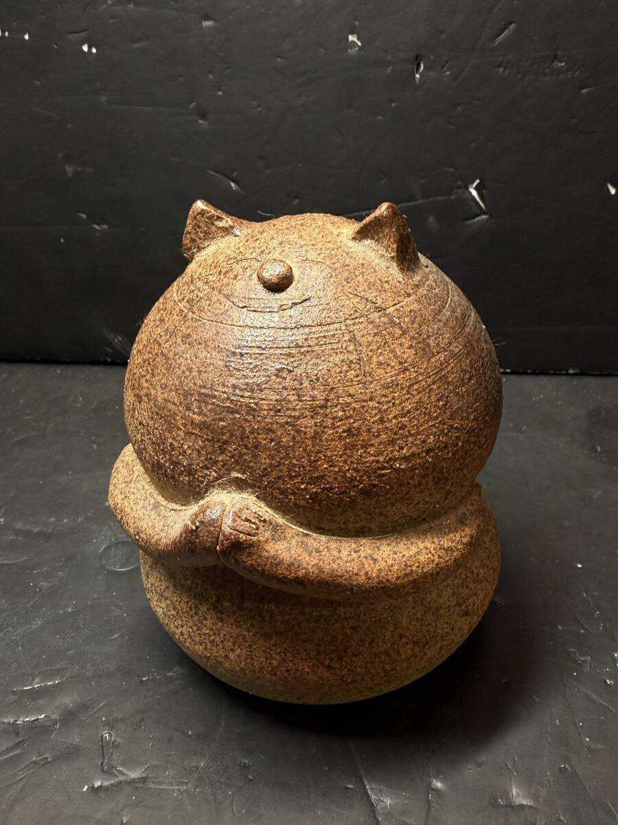 ★コレクター必見 陶器製 猫 置物 ねこ 祈る猫 オブジェ 焼き物 和風 恵 銘入り 飾り 高さ約9㎝ Se67