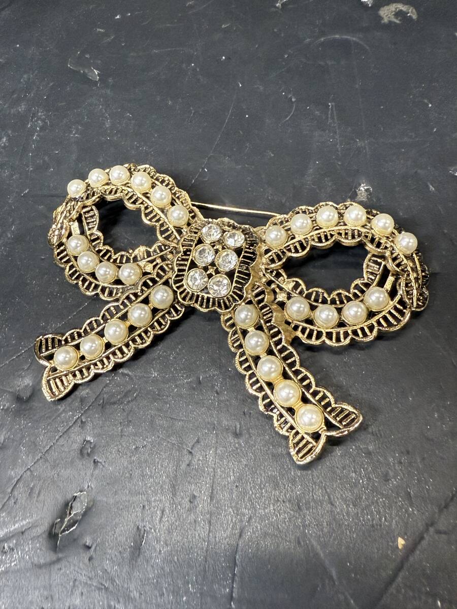 ★コレクター必見 ビンテージ りぼんモチーフ ブローチ ラインストーン レディース アクセサリー 飾り コレクション Se304