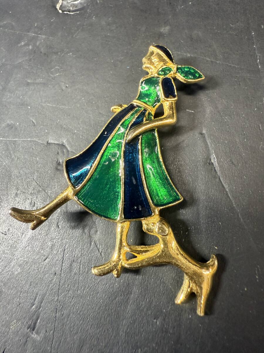 ★コレクター必見 ビンテージ ブローチ 犬と散歩する女性 グリーン 緑 アクセサリー 飾り コレクション Se429