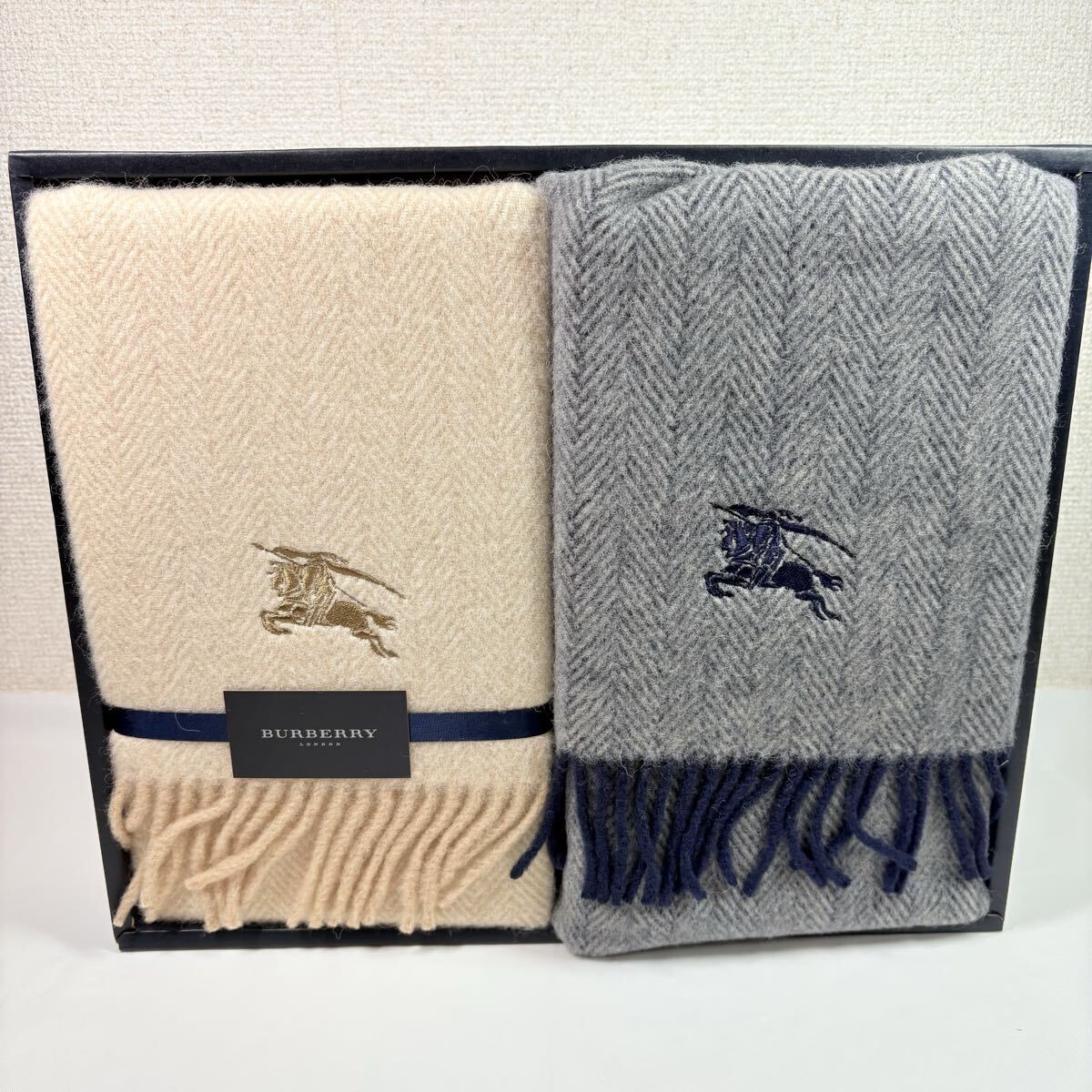 美品未使用品　 BURBERRY LONDON バーバリー　 ウールひざ掛け２枚入りペア　グレー・ベージュ　松坂屋