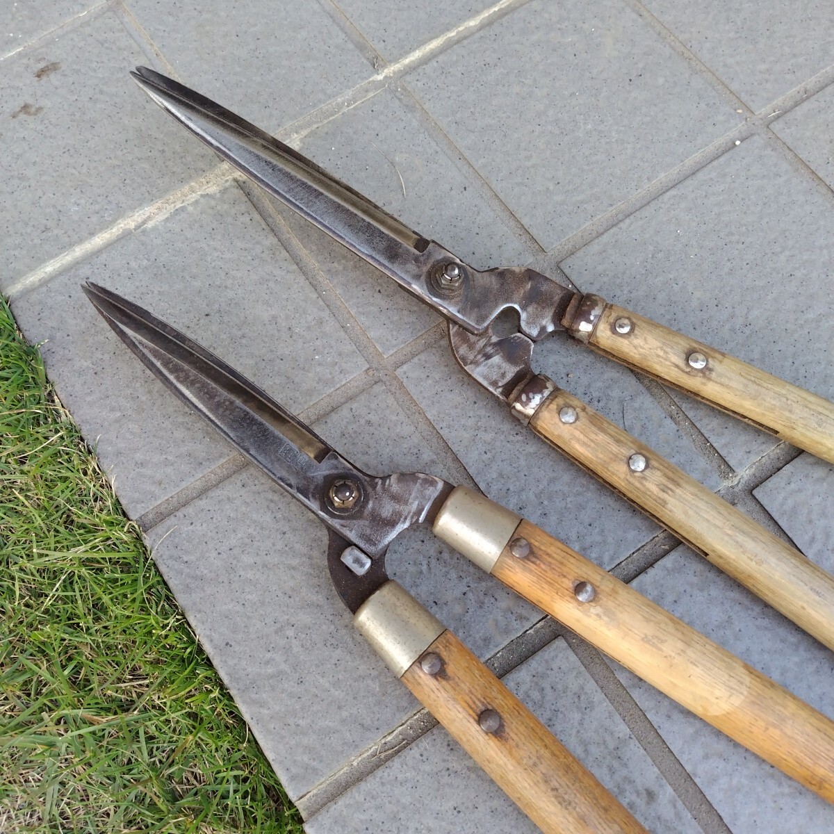 刈込鋏　岡恒2本で!!　 庭師 剪定鋏 庭仕事用　(中古)