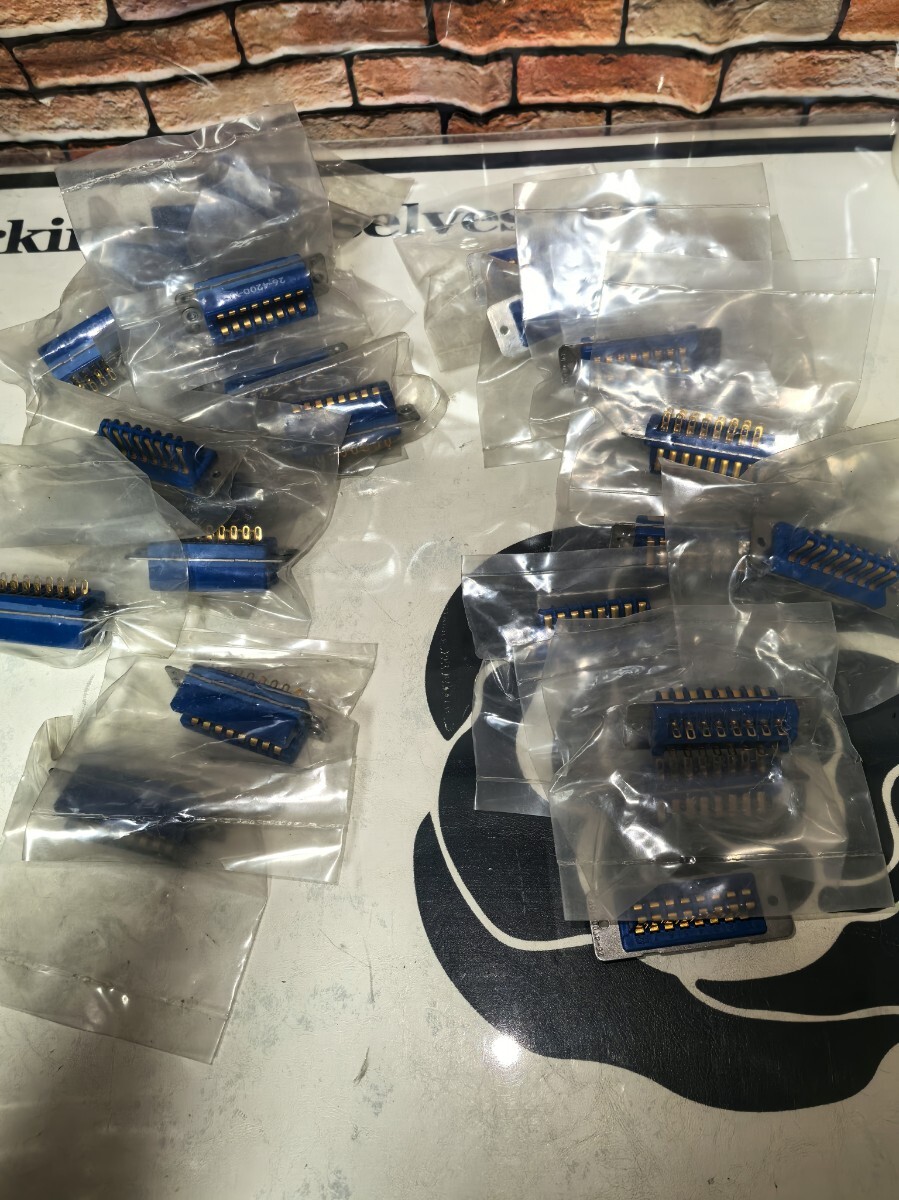 アンフェノールコネクター 26-4100-16P/13本入。26-4200-16S/14本入。当時物。中古現状品