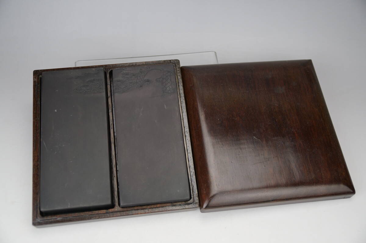 鳳】中国美術　硯一対　松文細工彫り　ケース付き　検：端渓　文房具　老坑　掛軸　墨　骨董品　寿山石　印材　筆
