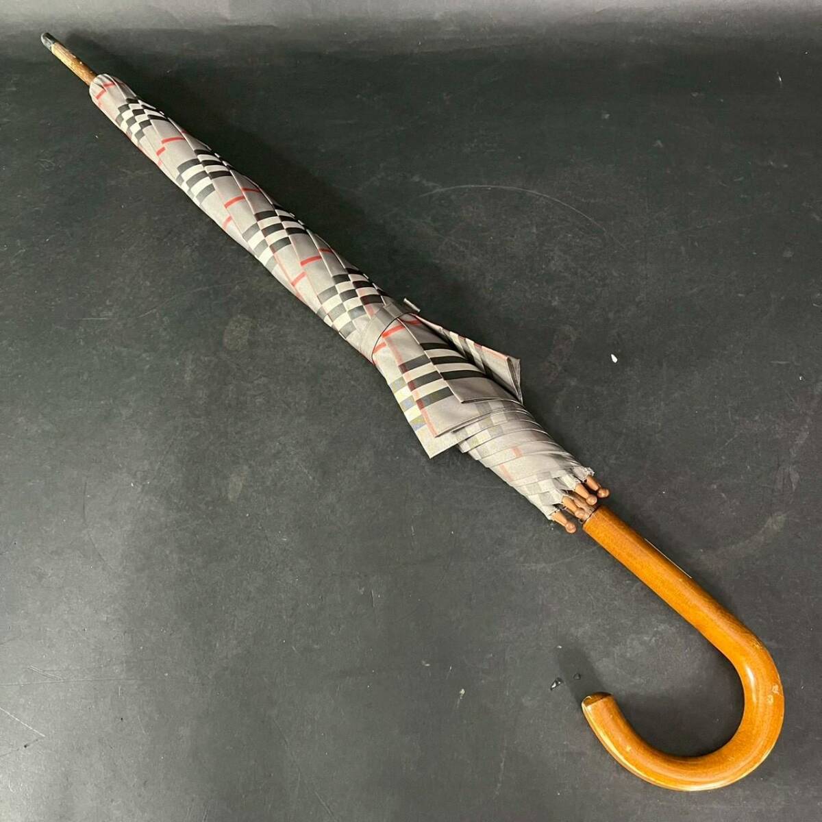 CV1101-22-3 BURBERRYS バーバリー 傘 チェック柄 グレー×レッド×ブラック 持ち手部分木製 全長88cm 120サイズ