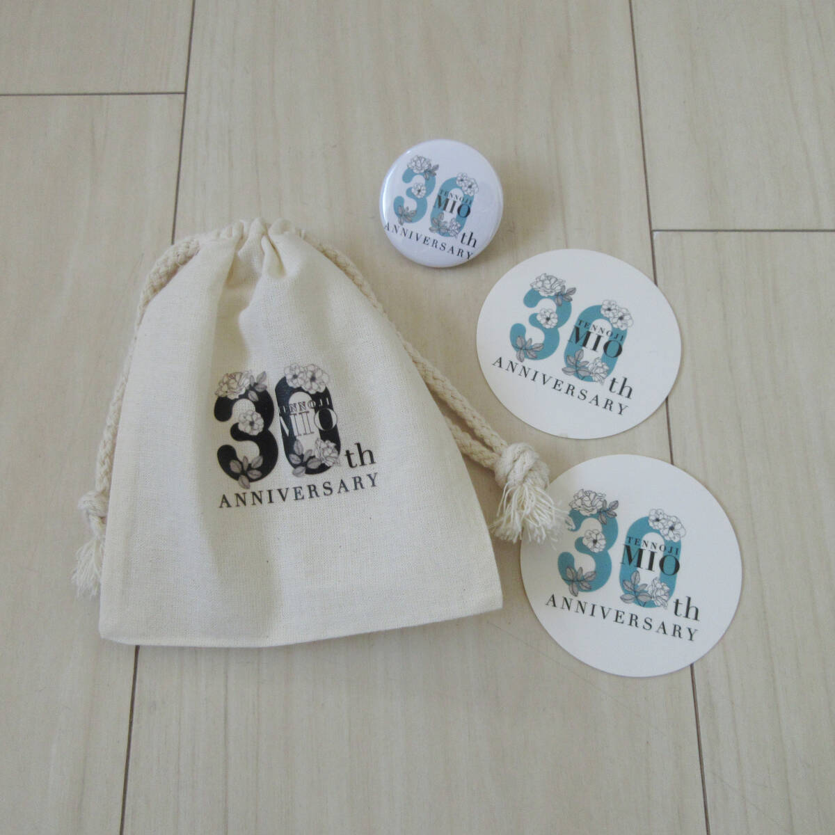 天王寺MIO 30th記念品 ミニ巾着 バッチ シール