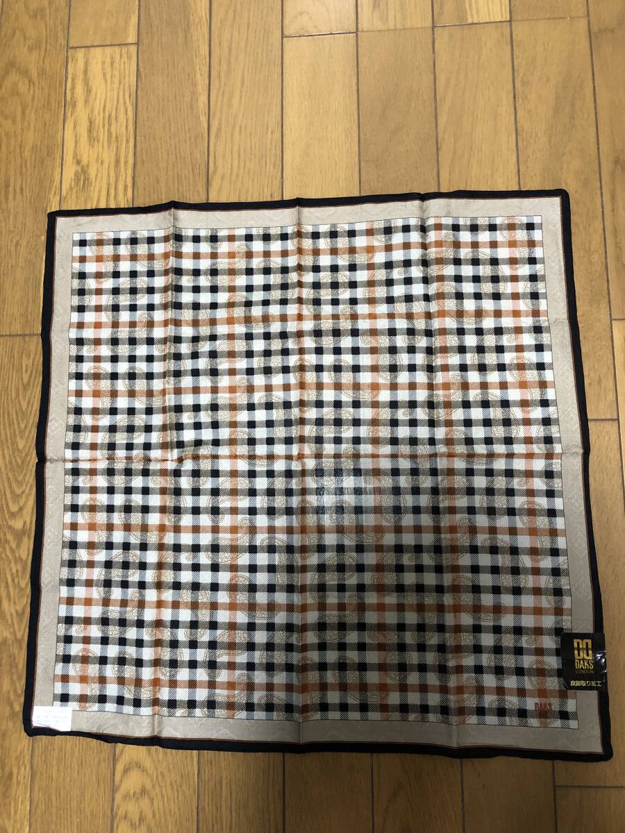 ダックス☆定番の格子柄に素敵な絵柄・ダックスの文字の刺繍が素敵なハンカチ☆新品
