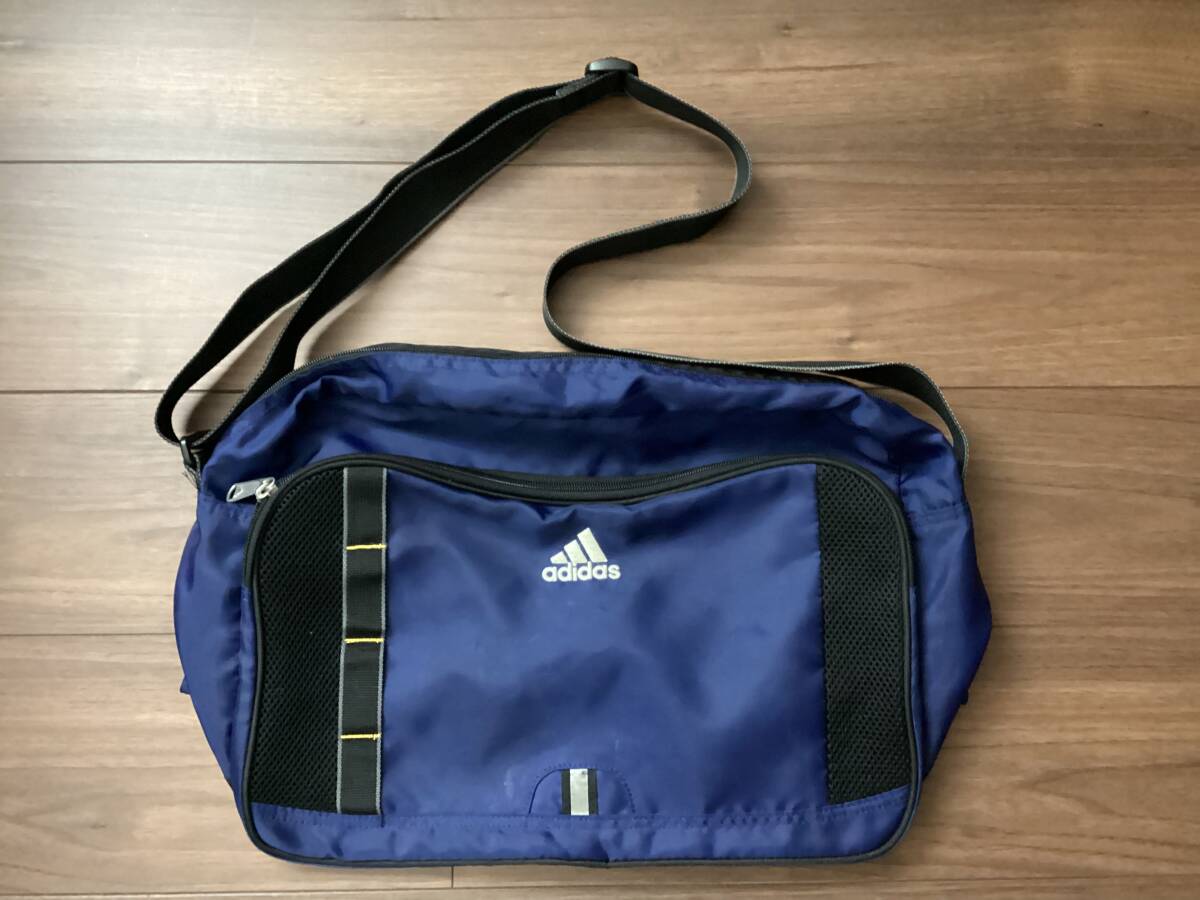 ★ adidas ショルダーバッグ　ネイビー×黒 ★