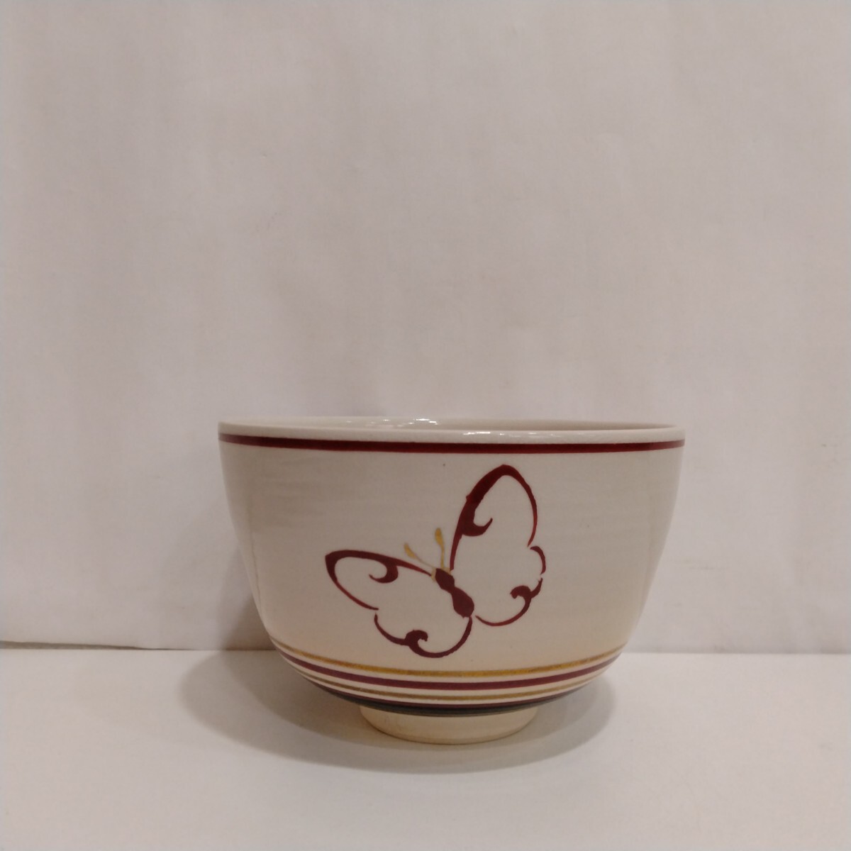 M311033　茶道具　茶碗　抹茶碗　押小路焼　押小路窯　色絵/蝶　茶器　箱なし
