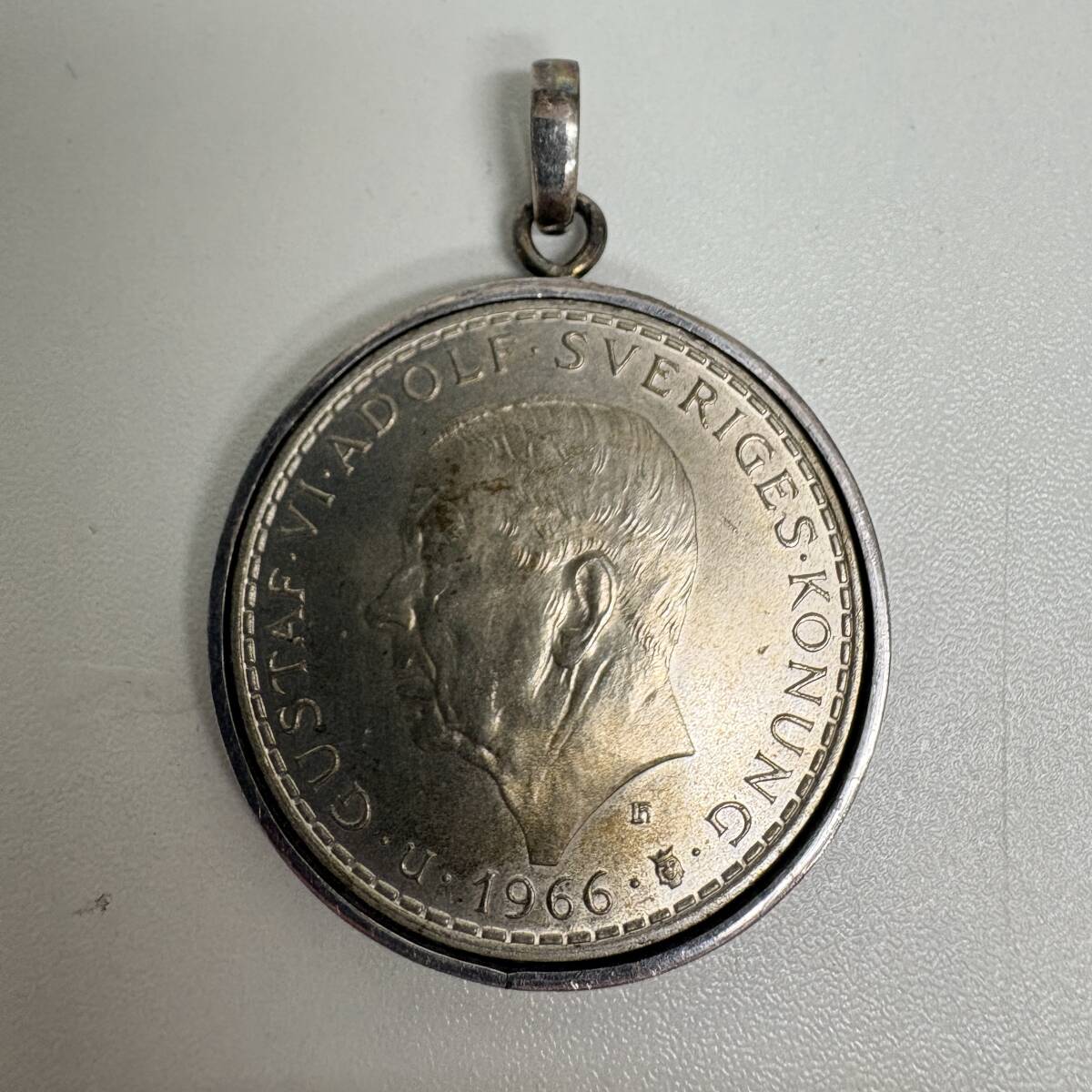 長期保管品　1966年　スウェーデン　5クローナ銀貨　ペンダントトップ加工　枠シルバー　silver　現状渡し