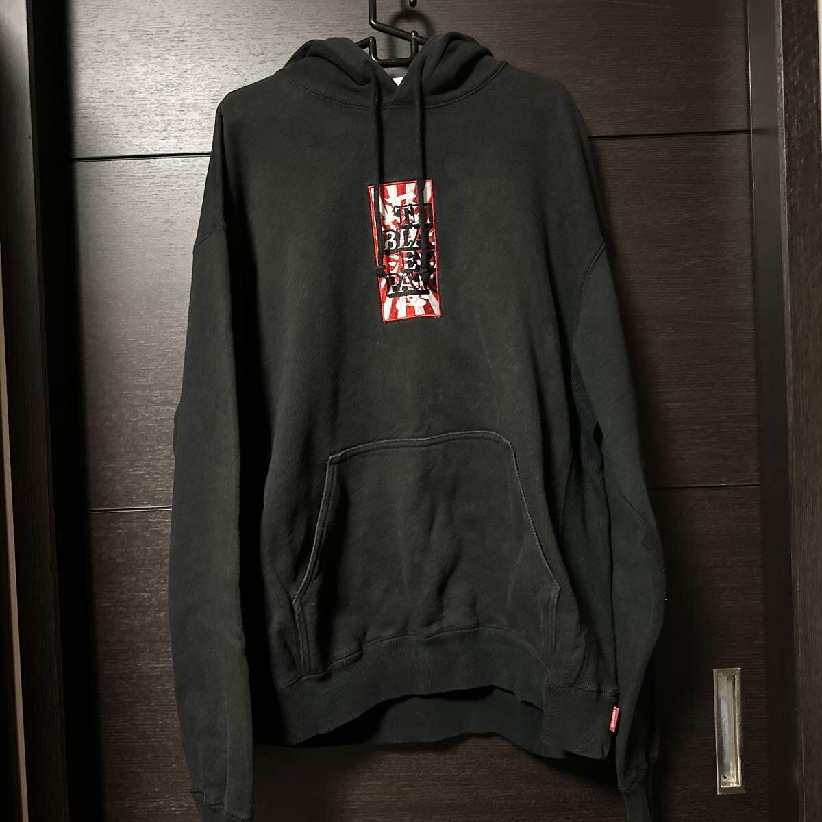 BLACK EYE PATCH × LBWK コラボ　「取扱注意」ロゴパーカー ブラック 黒