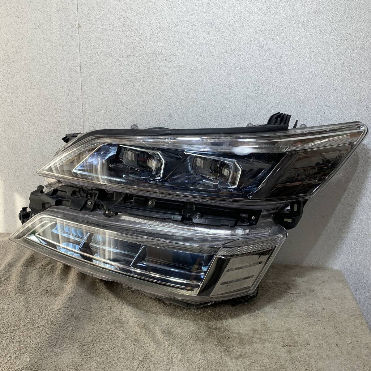 トヨタ　ヴェルファイア　左　ヘッドランプ ICHIKOH 58-94 81150-58570　　XZ4096