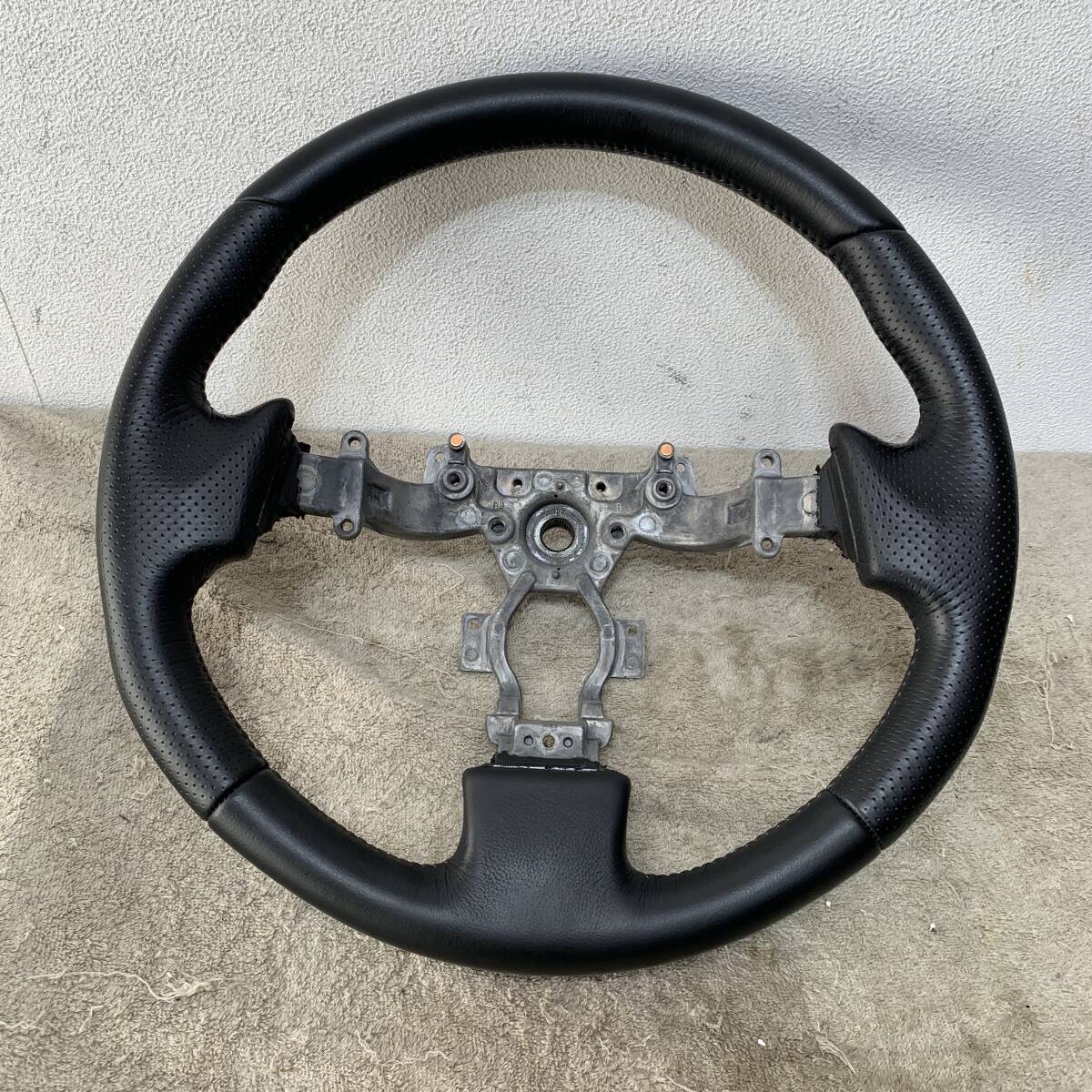 R35　GT-R　日産　前期　純正　ノーマル　ステアリング　ハンドル　 革　370mm　VR38DETT/Q1-1305　XZ4128