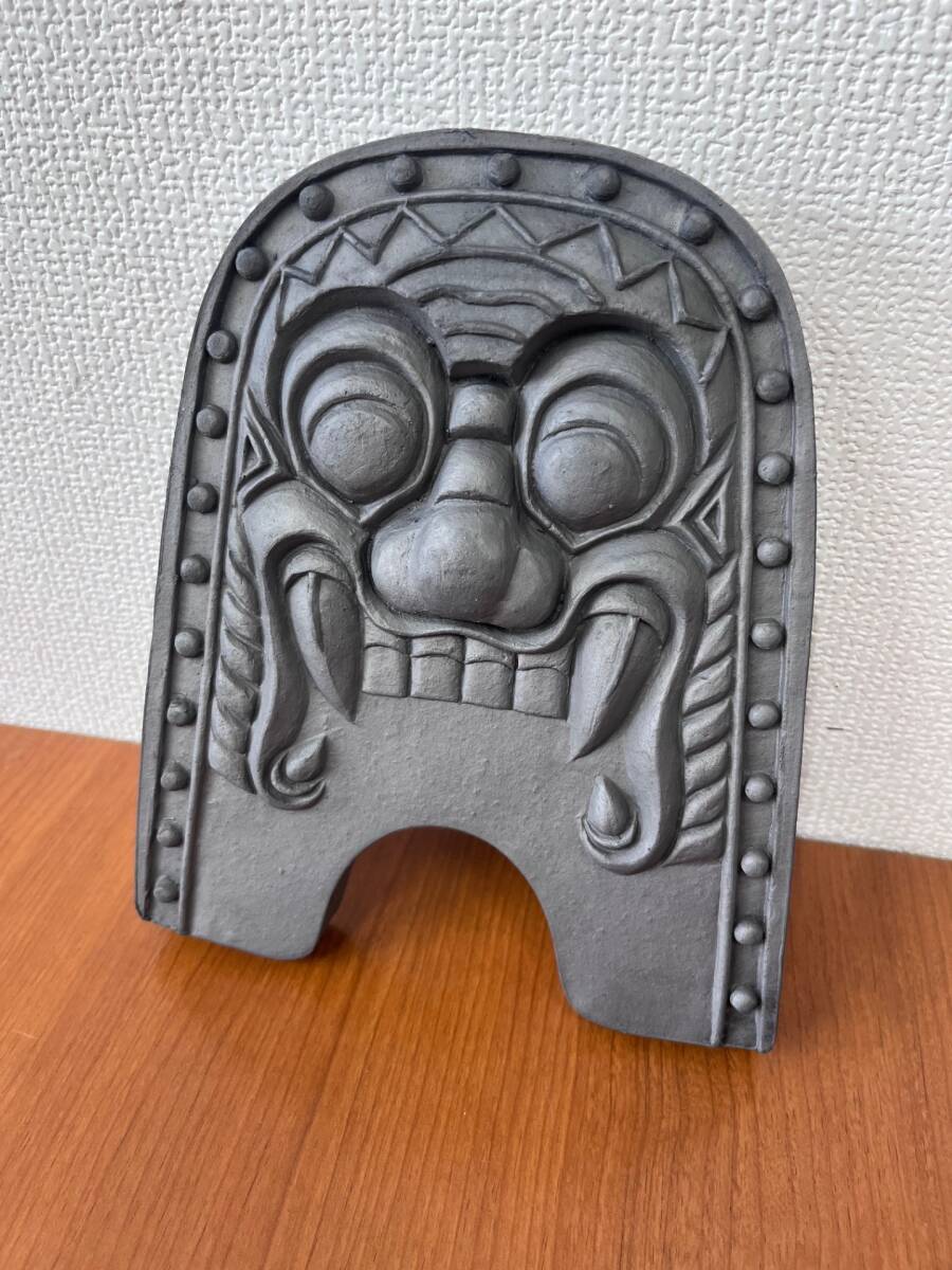 ■鬼瓦■魔除け　厄除け　縁起物　屋根瓦　展示用　幅16cm　高20cm　奥行2～4cm　重量1.2kg■ 
