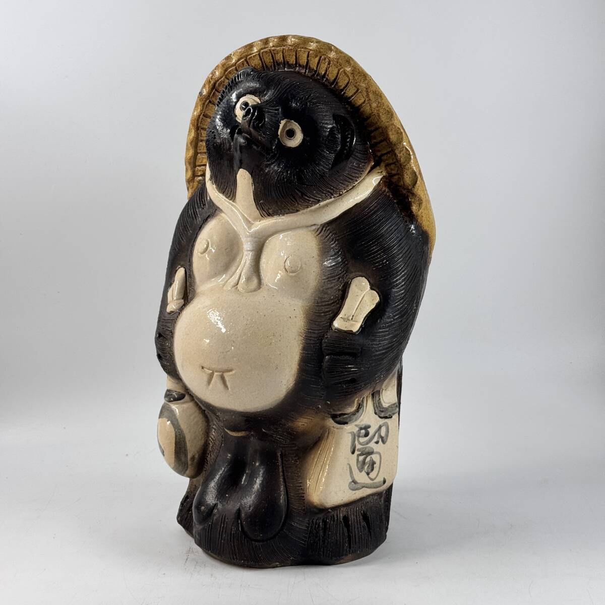 【20152Q】信楽焼 窯元 作家名不明 立像 たぬき タヌキ 狸 幅22.5㎝×奥行21㎝×高さ39.5㎝ 縁起物 商売繁盛 八相縁起 経年保管品 現状品