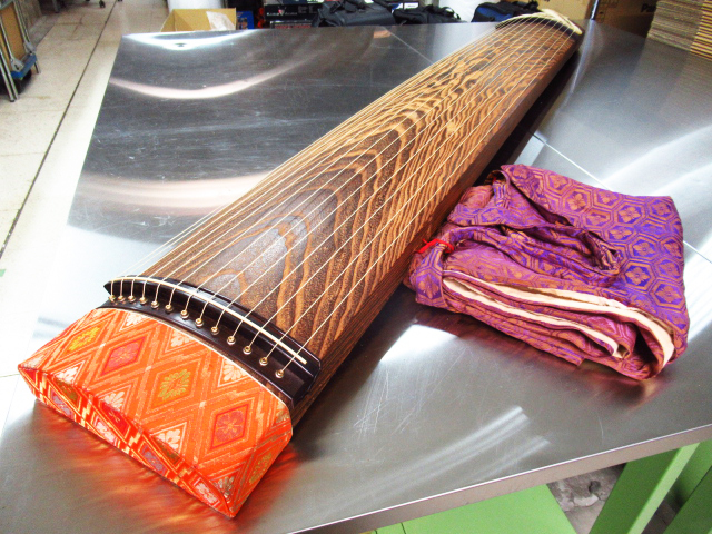 琴 十三弦 13弦 在銘あり 綾杉彫り くり甲 蒔絵 玉縁包み柏葉 弦楽器 和楽器 管理7k1122A-G1yoko