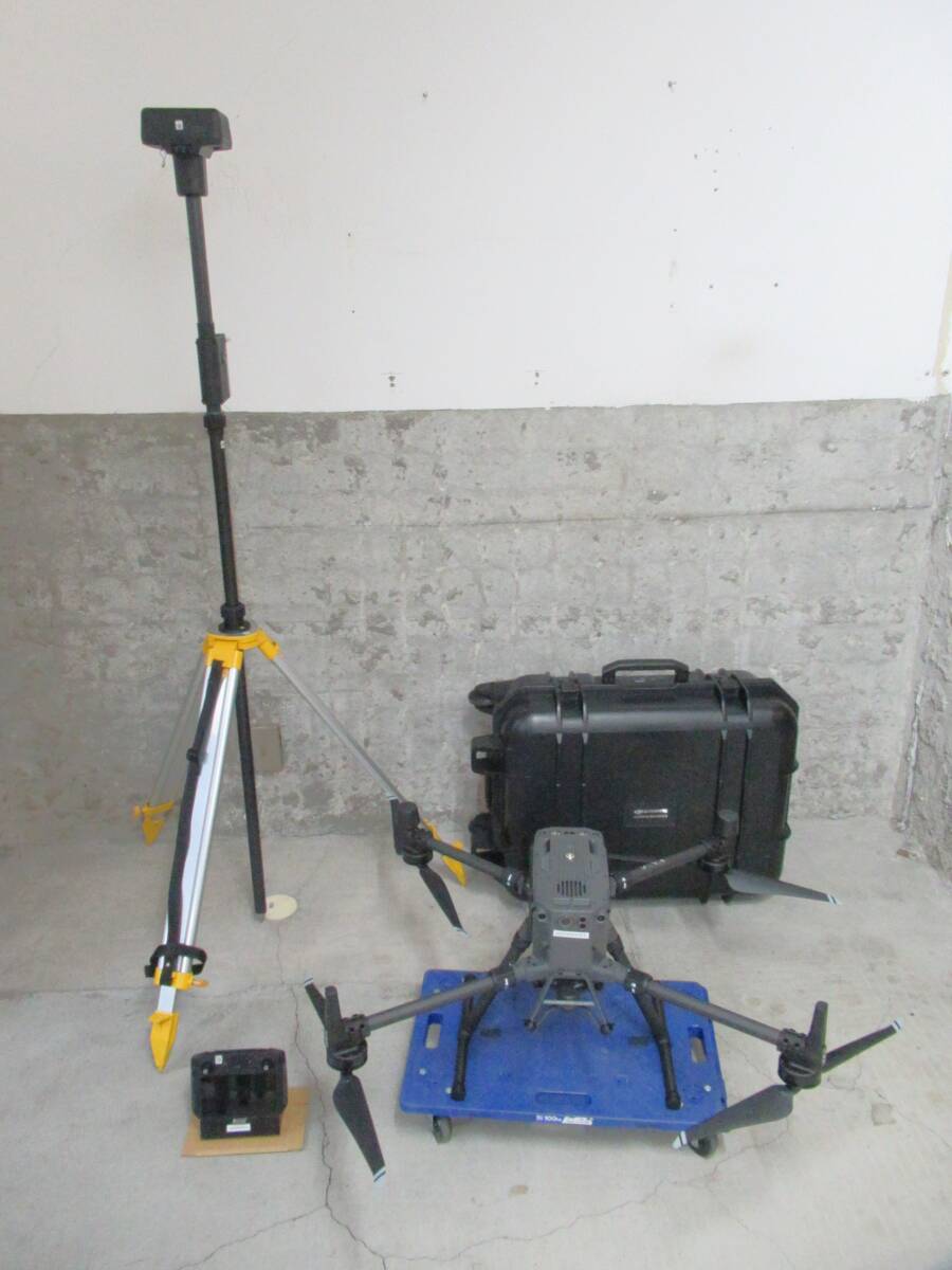 DJI MATRICE 300 RTK ドローン 送信機 D-RTK2 HIGH-PRECISION GNSS MOBILE STATION 三脚セット 管理7H1107A-I2