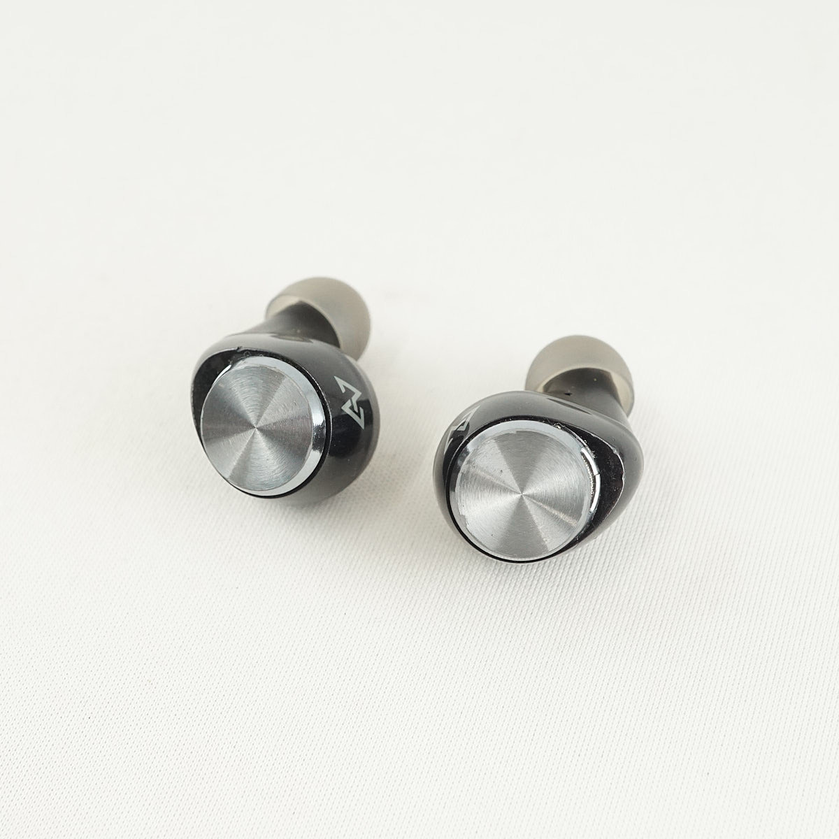 AVIOT TE-D01v 左右イヤホンのみ USED美品 ワイヤレスイヤホン LR 両耳 ノイズキャンセリング 外音取込 マイク IPX4 ブラック 完動品 V0650