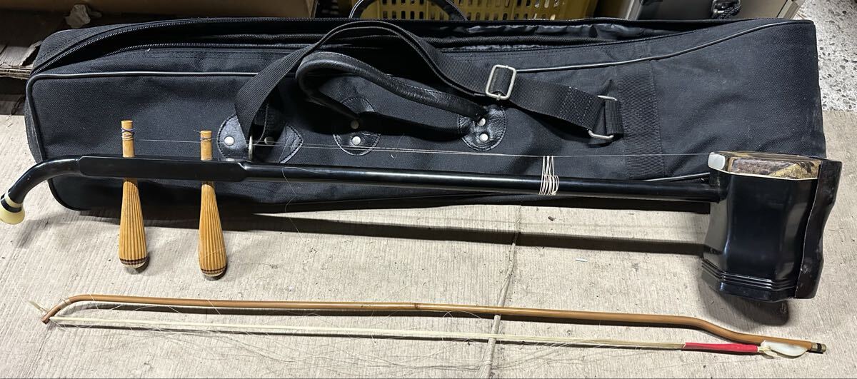 (M) 二胡 弦楽器 メーカー不明 収納ケース付き 現状中古品